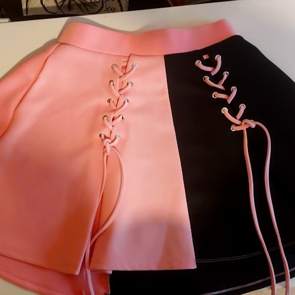 Hot topic skirt size medium black and pink Goth